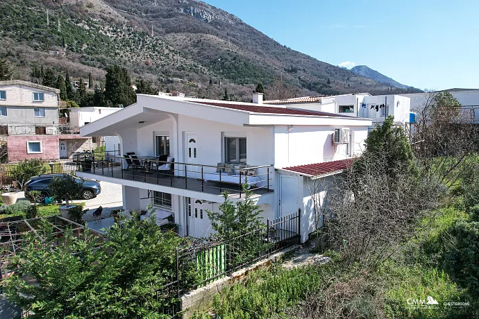 Zweistöckiges geräumiges Haus in Sutomore