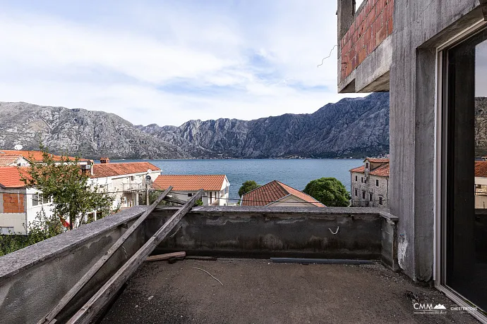Dreistöckiges Haus mit Blick auf die Bucht von Kotor