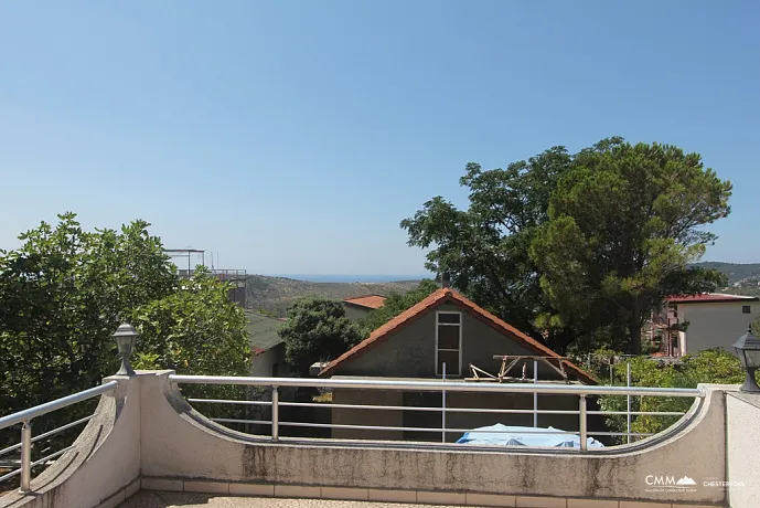 Ein dreistöckiges Haus mit Panoramablick in Sutomore.