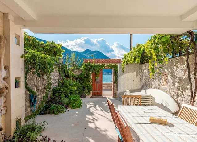 Dreistöckiges Haus in erster Linie in Kotor, Dobrota