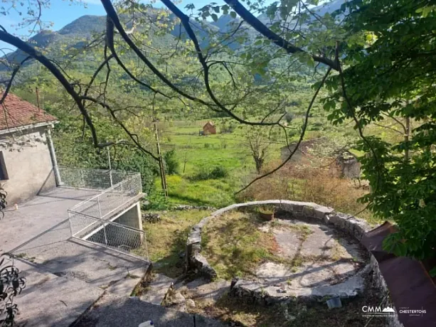 Dieses Haus mit einer Fläche von 72 qm liegt im malerischen Dobrskoe Selo und ist von einem großzügigen Grundstück umgeben