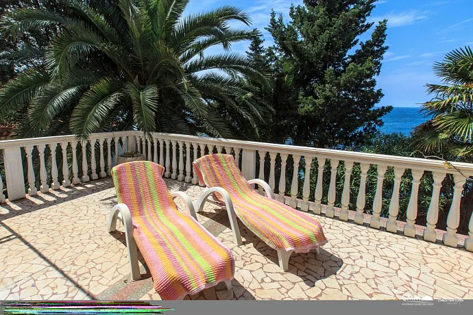 Dreistöckige Villa mit eigenem Zugang zum Meer