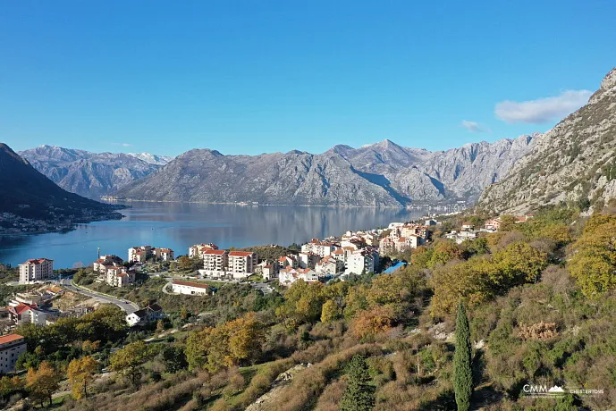 Zu verkaufendes Grundstück in Dobrota mit Meerblick