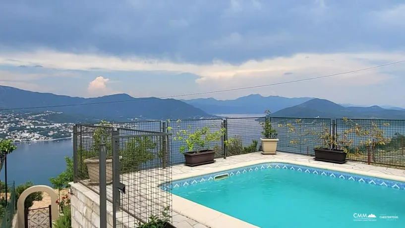 Atemberaubende Villa mit Pool und Panoramablick auf die Bucht