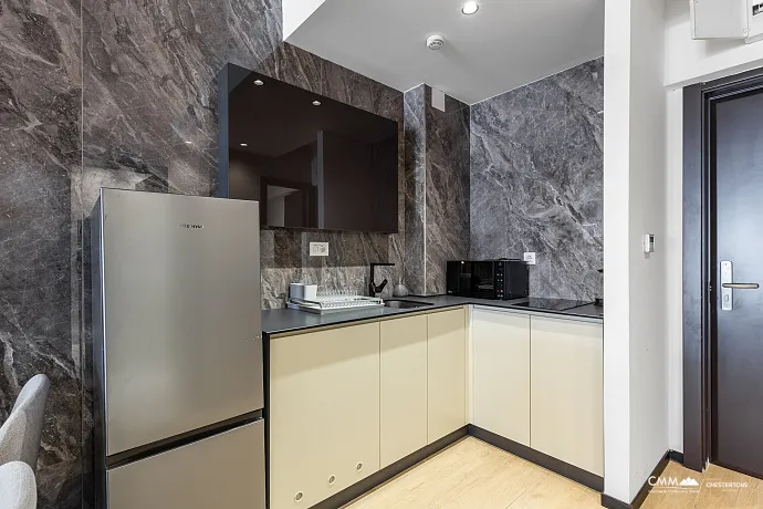 Luxuriös ausgestattete Wohnung in Bečići zu verkaufen – eine Gelegenheit, die man nicht verpassen sollte.