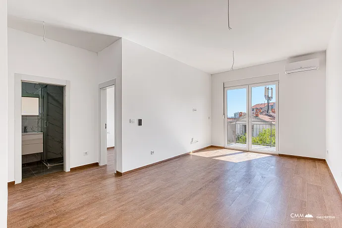 Sonnige Einzimmerwohnung mit 42 m² in Budva, nahe dem Meer.