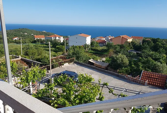 Zweistöckiges Haus mit Panoramablick auf das Meer