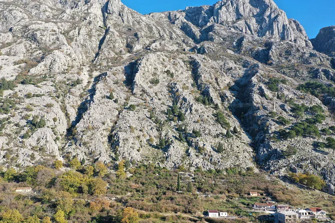 Zu verkaufendes Grundstück in Dobrota mit Meerblick