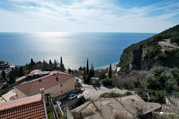 Grundstück 1580 m2 mit Projekt für ein Aparthotel in Rezevici