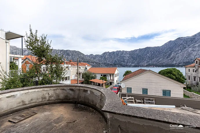 Dreistöckiges Haus mit Blick auf die Bucht von Kotor