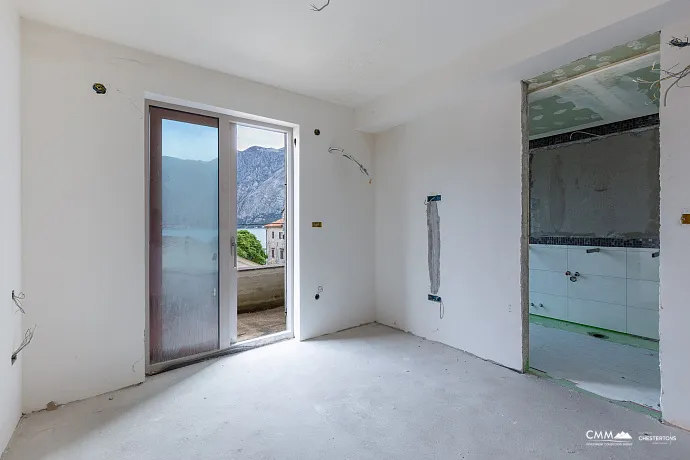 Dreistöckiges Haus mit Blick auf die Bucht von Kotor