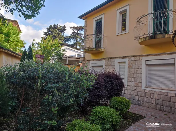 Haus in Kotor zum Verkauf in der Nähe der Promenade und der Küste