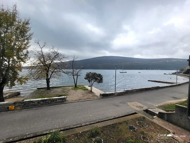 Apartment in Baosici mit zwei Schlafzimmern, 5 Meter vom Meer entfernt