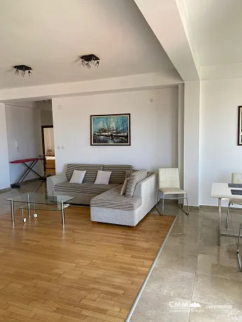 Geräumige 107 m² Wohnung mit Terrasse und Meerblick im Herzen von Budva