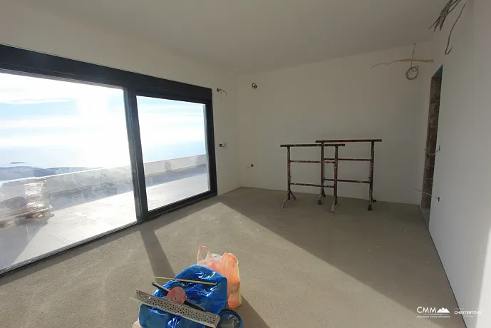 Zweistöckiges Haus mit privatem Pool und Panoramablick auf das Meer