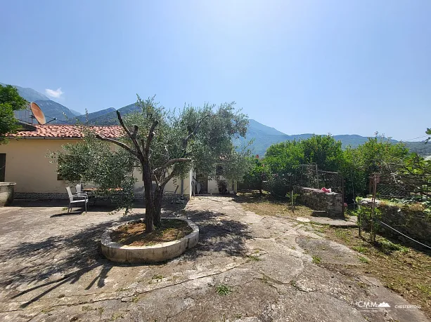 Haus mit großzügigem Grundstück in Old Bar mit Bergblick