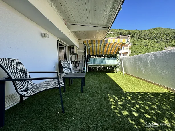 Apartment mit einem Schlafzimmer, großer Terrasse und eigenem Parkplatz in einem ruhigen Teil von Budva