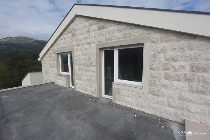 Zweistöckiges Haus mit Meer- und Bergblick in der Gegend der Stadt Herceg Novi