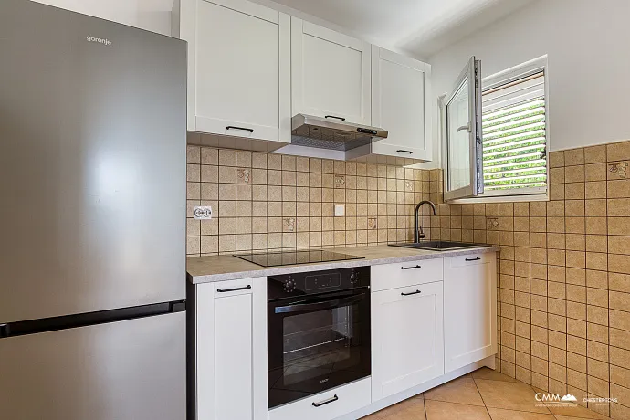 Geräumiges Apartment mit 1 Schlafzimmer in Rafailovići