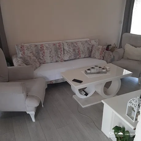 Geräumiges zweistöckiges Haus mit schönem Garten