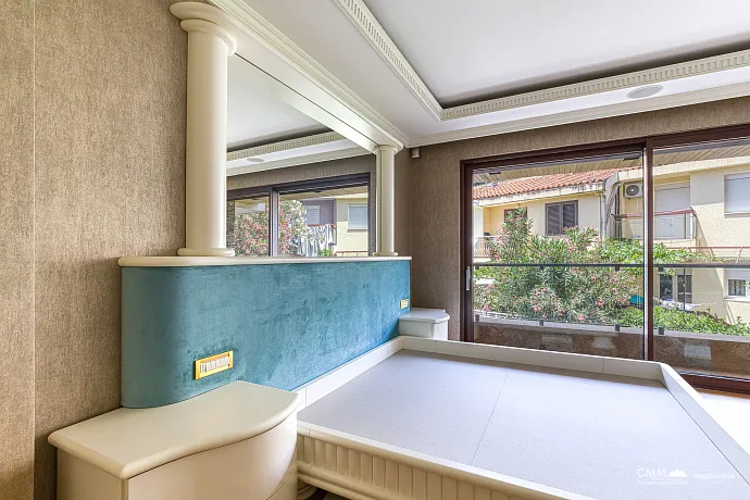 Luxuriöse Ein-Zimmer-Wohnung mit Designer-Innenraum