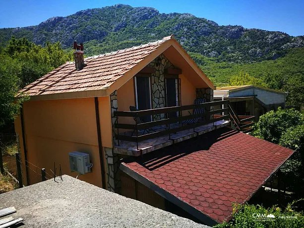 Haus mit Garage und großer Terrasse in Jurmani