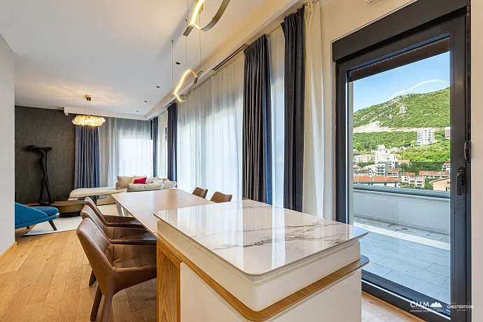 Penthouse in einem Neubau in Becici in der Nähe des Meeres