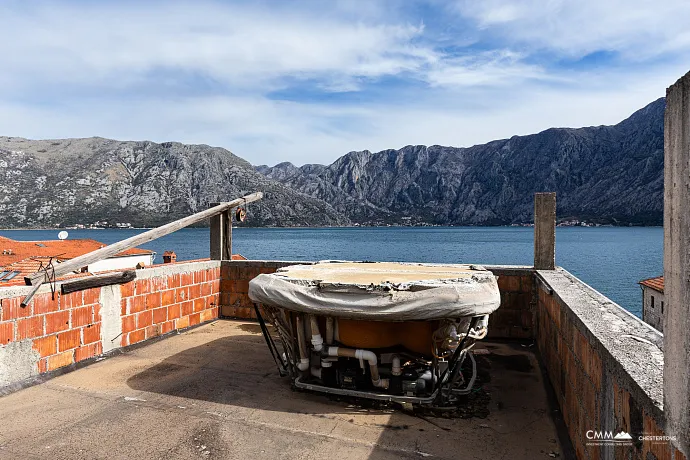 Dreistöckiges Haus mit Blick auf die Bucht von Kotor