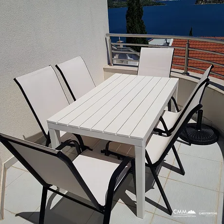 Zweizimmerwohnung mit Meerblick, 60 m vom Strand entfernt – Tivat