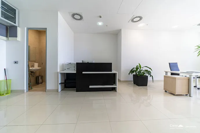Moderne Büroflächen im TQ Plaza Budva mit Meerblick