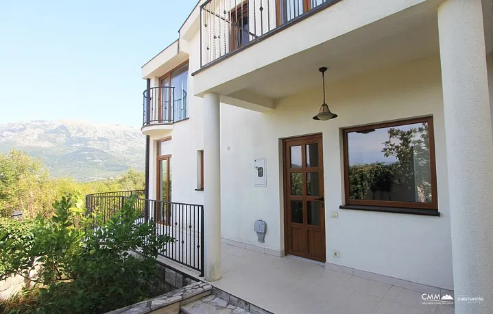 Haus in einer Anlage mit Pool und Meerblick