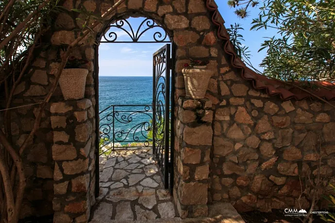Dreistöckige Villa mit eigenem Zugang zum Meer