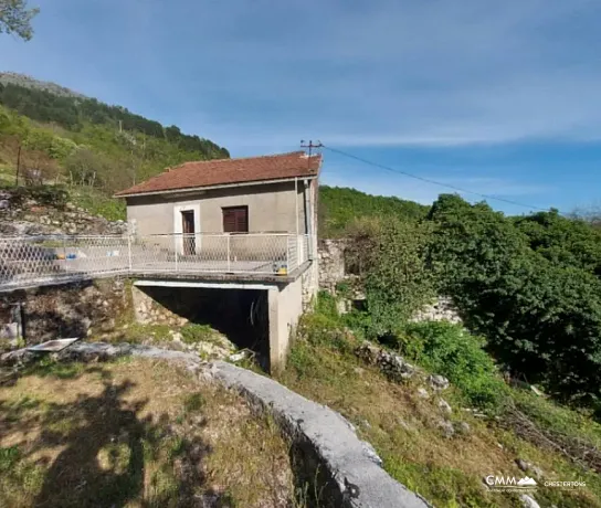 Dieses Haus mit einer Fläche von 72 qm liegt im malerischen Dobrskoe Selo und ist von einem großzügigen Grundstück umgeben