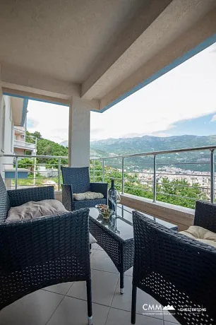 Geräumiges Apartment mit einem Schlafzimmer in Budva mit Meerblick