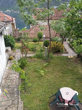 Einstöckiges Haus in Prcanj mit Meerblick