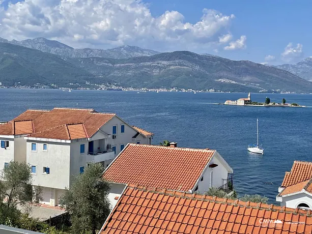 Dreistöckiges Stadthaus mit Panoramablick auf das Meer