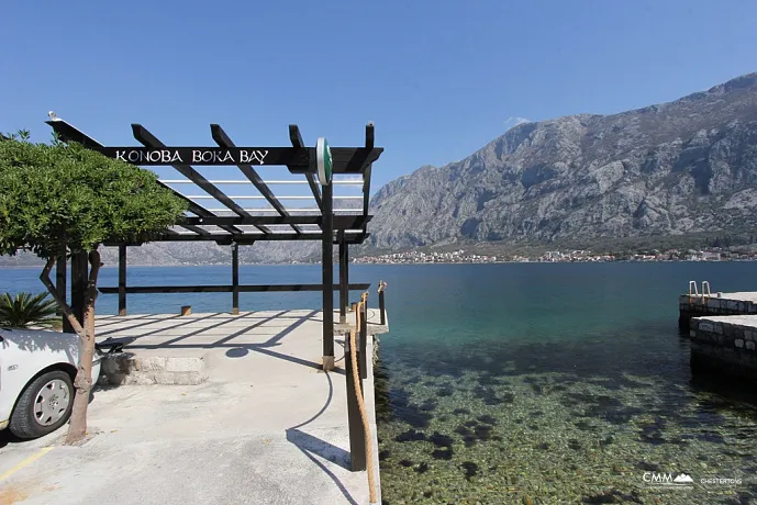 Steinhaus mit Restaurant direkt am Wasser in Prcanj