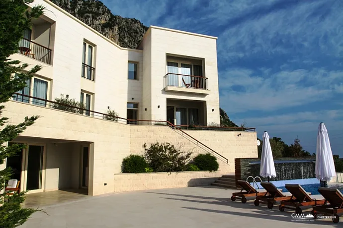 Villa mit Pool in Budva