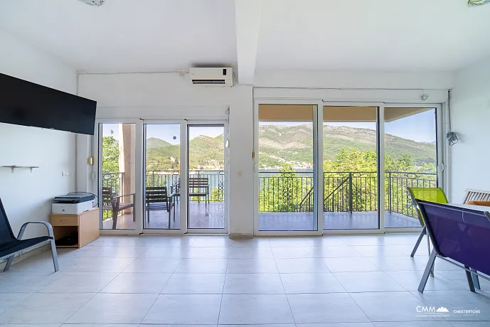 Villa mit Panoramablick auf das Meer in Tivat