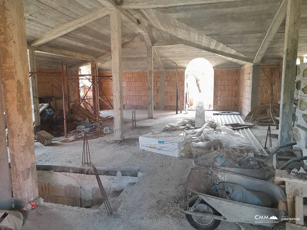 Haus zum Verkauf mit großem Grundstück in Cetinje