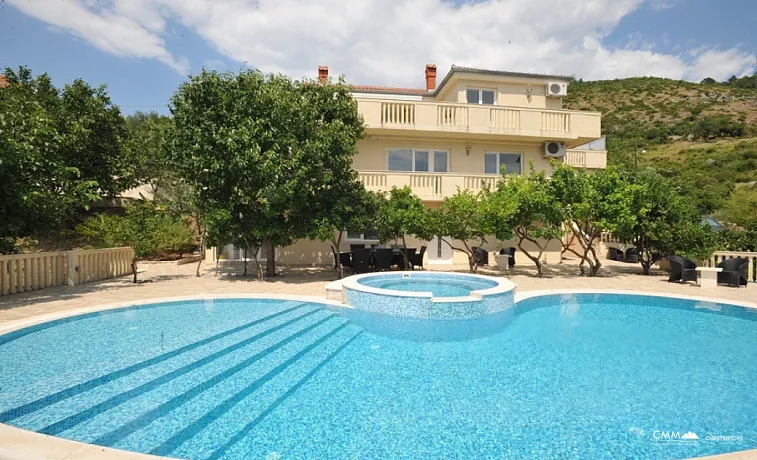 Atemberaubende Villa mit großem Pool und Garten zu verkaufen in Tivat