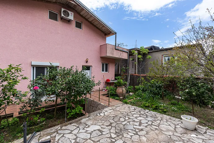 Dreigeschossiges Haus mit Panoramameerblick in Ulcinj