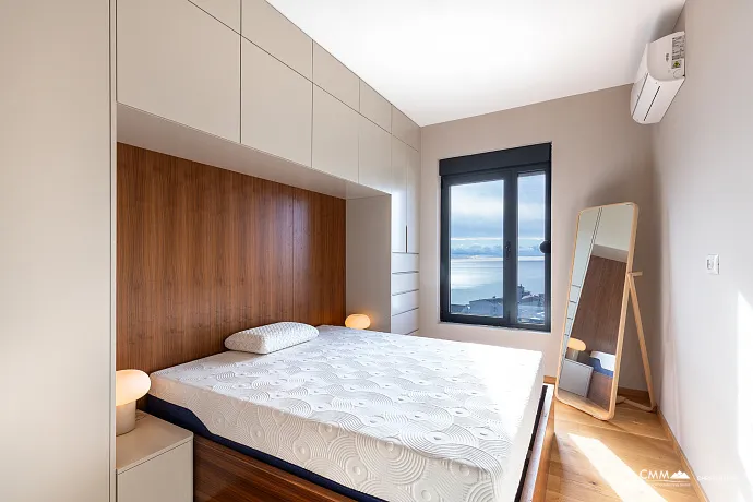 Eine luxuriöse Zwei-Zimmer-Wohnung mit Meerblick in Bečići.