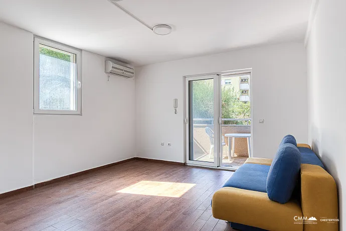 Geräumiges Apartment mit 1 Schlafzimmer in Rafailovići