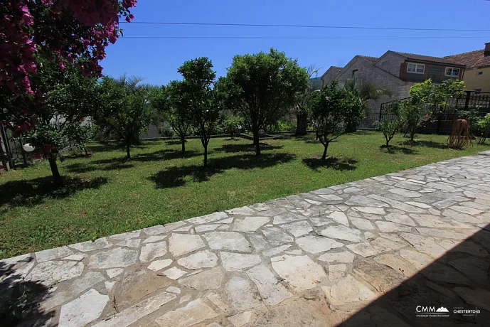 Haus in Herceg Novi mit großem Garten