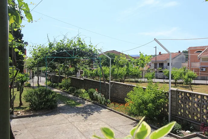 Ein geräumiges Haus mit großem Garten in Zelenika