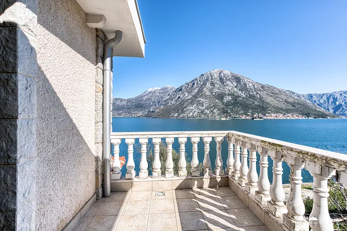 Prächtige Villa mit Kamin in erster Reihe mit Blick auf die Bucht von Kotor