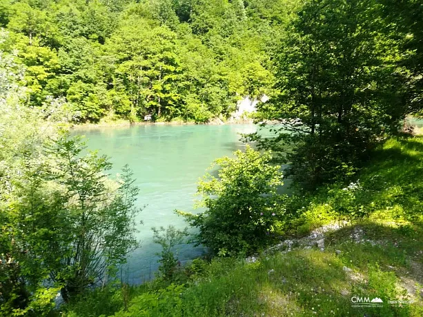 Grundstück am Ufer des Flusses Tara