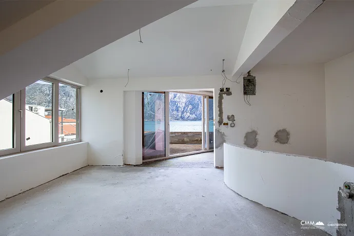 Dreistöckiges Haus mit Blick auf die Bucht von Kotor