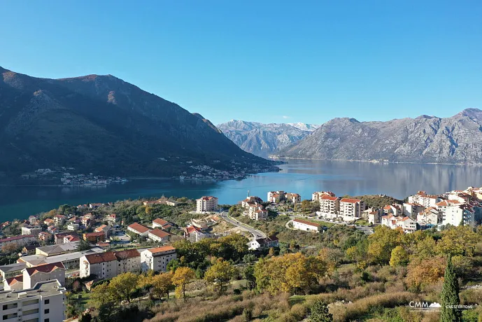 Zu verkaufendes Grundstück in Dobrota mit Meerblick